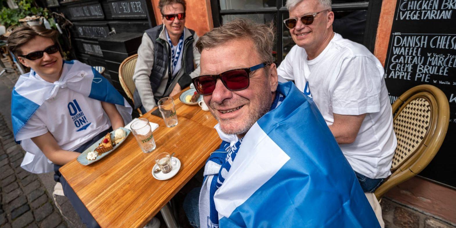 De finländska supportrarna Juha Pulkkinen, Panu Ahvonen, Anssi Ahvonen och Jarmo Pulkkinen får äntligen uppleva ett fotbollsmästerskap för herrar. Kvartetten har flugit in från Helsingfors till Köpenhamn.