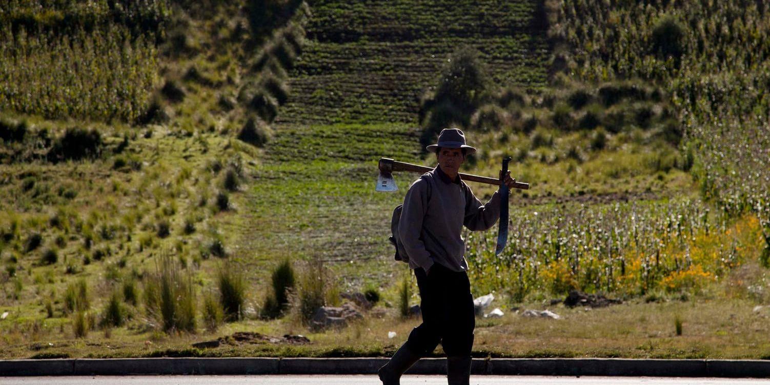 En jordbrukare går längs en väg i Santa Catarina Ixtahuacán i sydvästra Guatemala. Arkivbild.