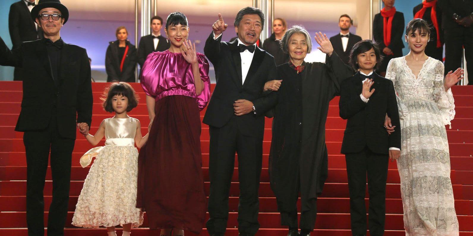 Skådespelarna Lily Franky, Miyu Sasaki, Sakura Ando, regissören Hirokazu Koreeda, skådespelarna Kirin Kiki, Jyo Kairi, och Mayu Matsuoka vid premiären av "Shoplifters" i Cannes. Arkivbild.