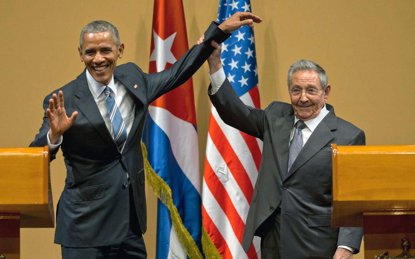 <strong>VAD GÖR HAN MED MIN HAND? </strong>Barack Obama besöker Kuba och träffar landets president Raul Castro. Ingen vet säkert vad Castro tänkte när han fattade tag om Obamas handled – ja, handled – och lyfte den upp i luften. Eller hur Obama tänkte när han lät vänsterhanden hänga så där slapp och livlös samtidigt som hans högra sida verkade vilja vara någon annanstans.