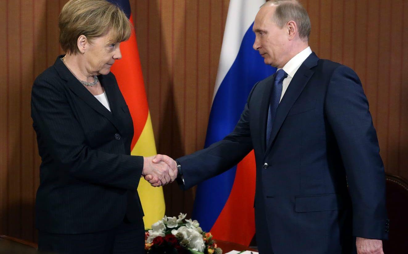 <strong>KYLIGT HANDSLAG. </strong>Tysklands förbundskansler Angela Merkel och Rysslands president Vladimir Putin skakar hand i samband med 70-årsjubileet av D-dagen i Frankrike 2014. Merkels blick och hållning är kyligt och distanserat. Budskapet var klart: Missnöje över Rysslands agerande i Ukraina.
