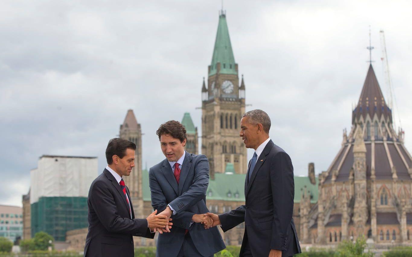 <strong>DEN OMÖJLIGA TREHANDSHÄLSNINGEN. </strong>Två händer krävs för ett handslag, det vet alla. En hand är för lite. Tre händer är för mycket, men två är perfekt. Så hur tänkte Mexikos president Enrique Pena Neito, Kanadas premiärminister Justin Trudeau och Barack Obama när de försökte sig på den omöjliga trehandshälsningen inför kameror?