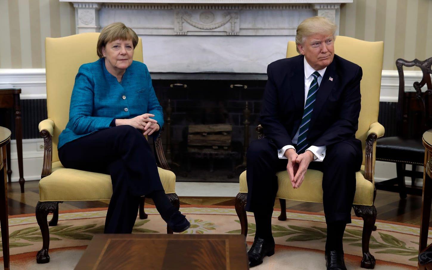 <strong>IGNORERAR HANDSLAG. </strong>Samarbeten och inte minst NATO-kostnader stod på agendan när Angela Merkel besökte Washington i mars 2017. Att läget var spänt förstärktes av flera märkliga uttalanden och ett stelt kroppsspråk. Mest uppmärksamhet fick den gemensamma pressträffen där  världsledarna fick höra önskemål om att skaka hand inför smattrande kameror. Trump tycktes ignorera inte bara pressen, utan också Merkel som var mer tillmötesgående.