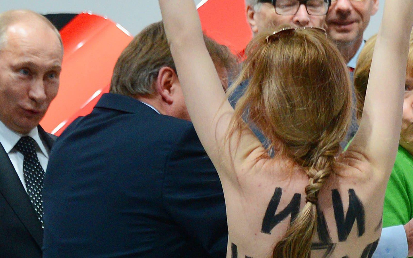 <strong>FÖRSKRÄCKT? NEJ FÖRTJUST. </strong>Aktivistgruppen Femen orsakade uppståndelse när de störtade in mot Vladimir Putin som var på statsbesök i Tyskland 2013. Medan de övriga politikerna gjorde allt för att undvika en konfrontation med de barbröstade kvinnorna verkade Putin förtjust. <a href="http://www.spiegel.de/international/europe/putin-visibly-amused-by-topless-femen-protest-in-germany-a-893128.html">Enligt tyska Spiegel</a> så log han och gav två tummar upp.
