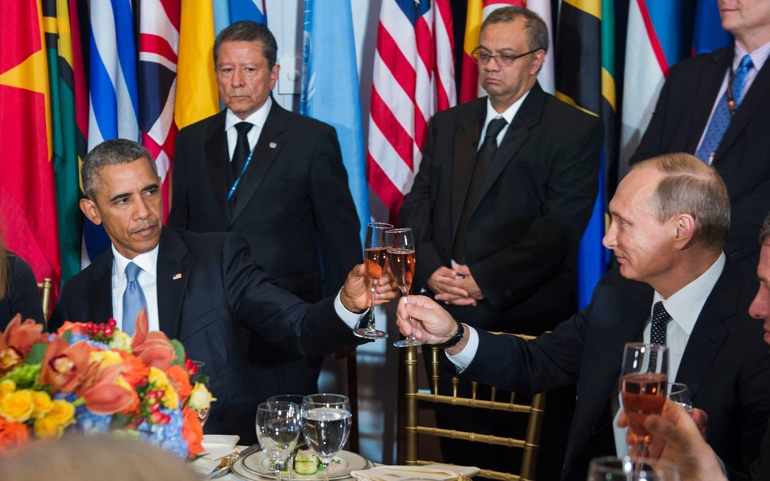 <strong>VIKER INTE EN TUM. </strong>Stelt och obekvämt var ord som beskrev stämningen under en lunchträff mellan Vladimir Putin och Barack Obama när FN:s säkerhetsråd sammanträdde i september 2015.