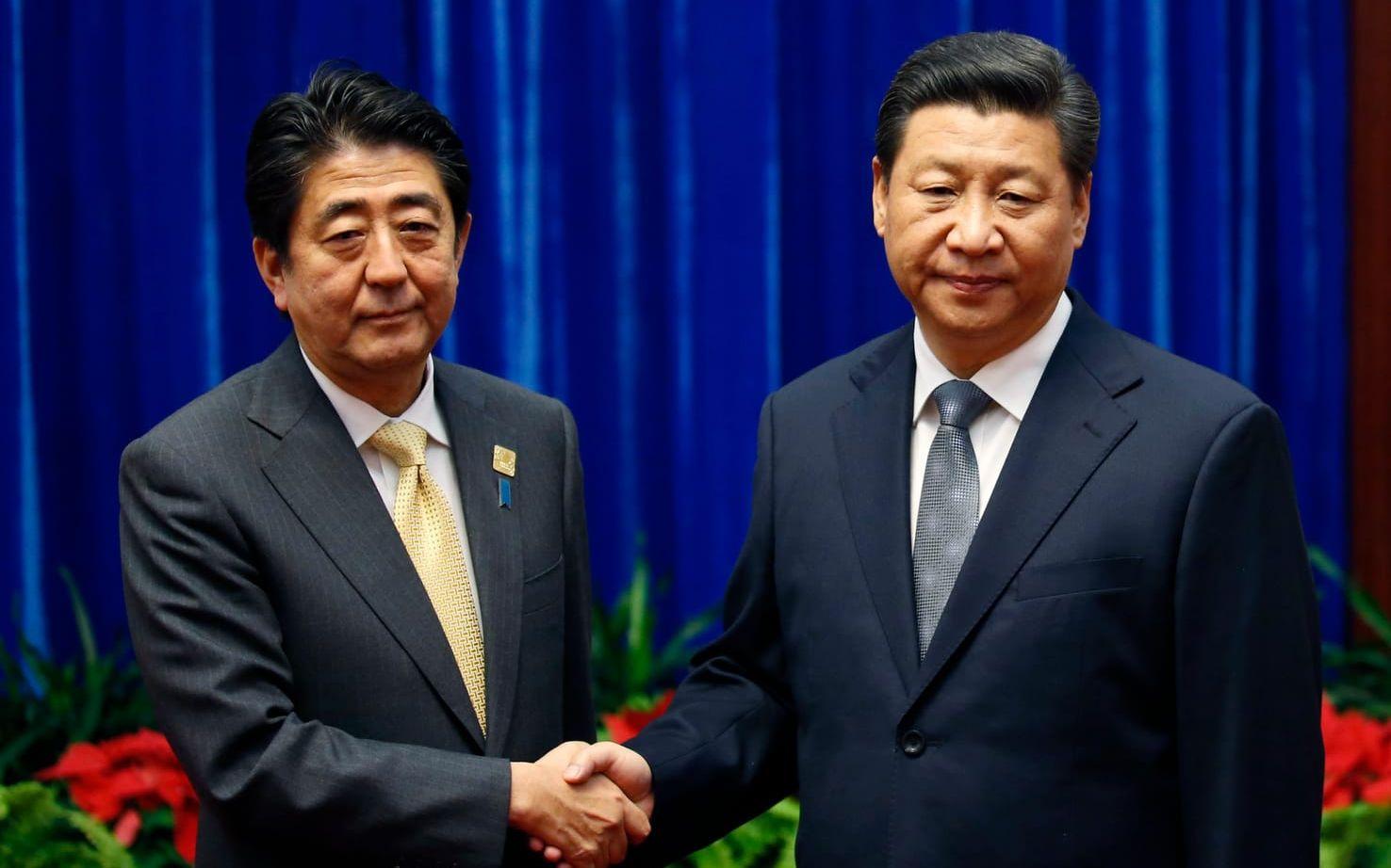 <strong>MOTVILLIGT HANDSLAG. </strong>Hälsningen mellan den japanske premiärministern Abe Shinzo och Kinas president Xi Jinping på APEC-mötet i november 2014 osar inte direkt av entusiasm. Det var ledarnas första möte sedan de kom till makten och det första efter en längre tids spänning mellan länderna.