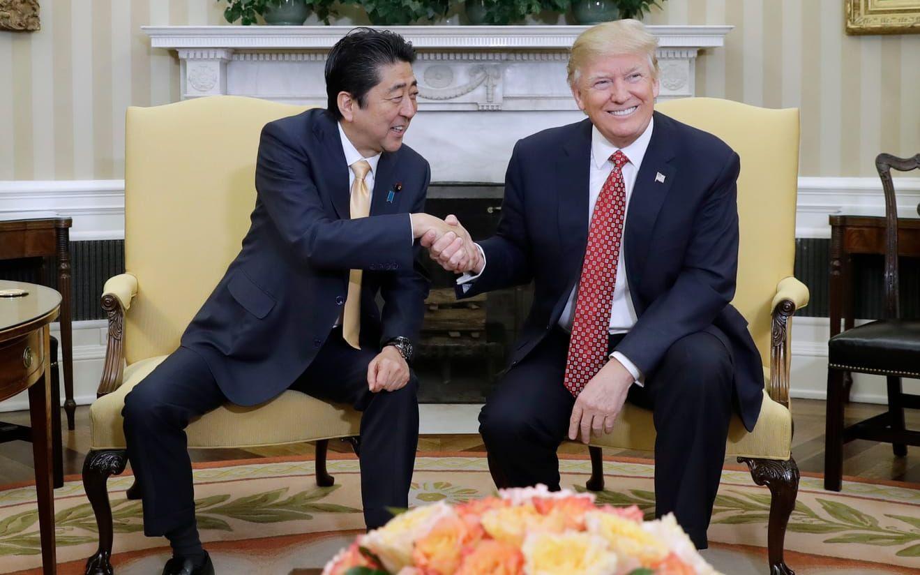 <strong>LÅNGT HANDSLAG.</strong> Japans premiärminister fick smaka på Donald Trumps dominanta hälsning. Handslaget varade i 19 sekunder – en evighet i sammanhanget – och Shinzo Abe ser lättad ut när han släpper taget.