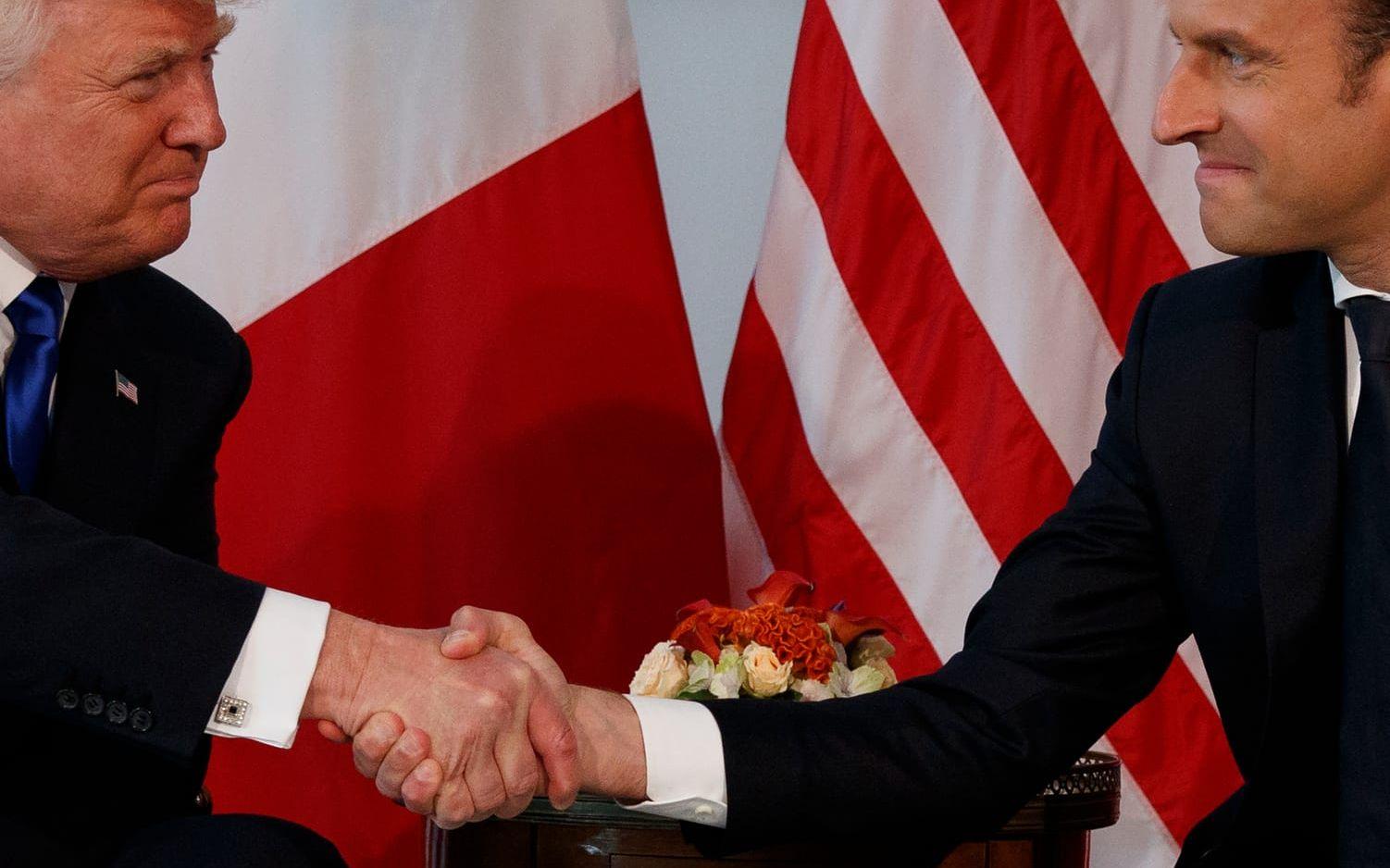 <strong>ETT SANNINGENS ÖGONBLICK. </strong>Frankrikes nyvalde premiärminister Emmanuel Macron visste att hans handslag med Trump skulle bli en slags kraftmätning. Så han greppade den amerikanske presidentens hand och höll den så hårt och så länge att knogarna vitnade. Till och med Trump verkade vilja släppa taget.