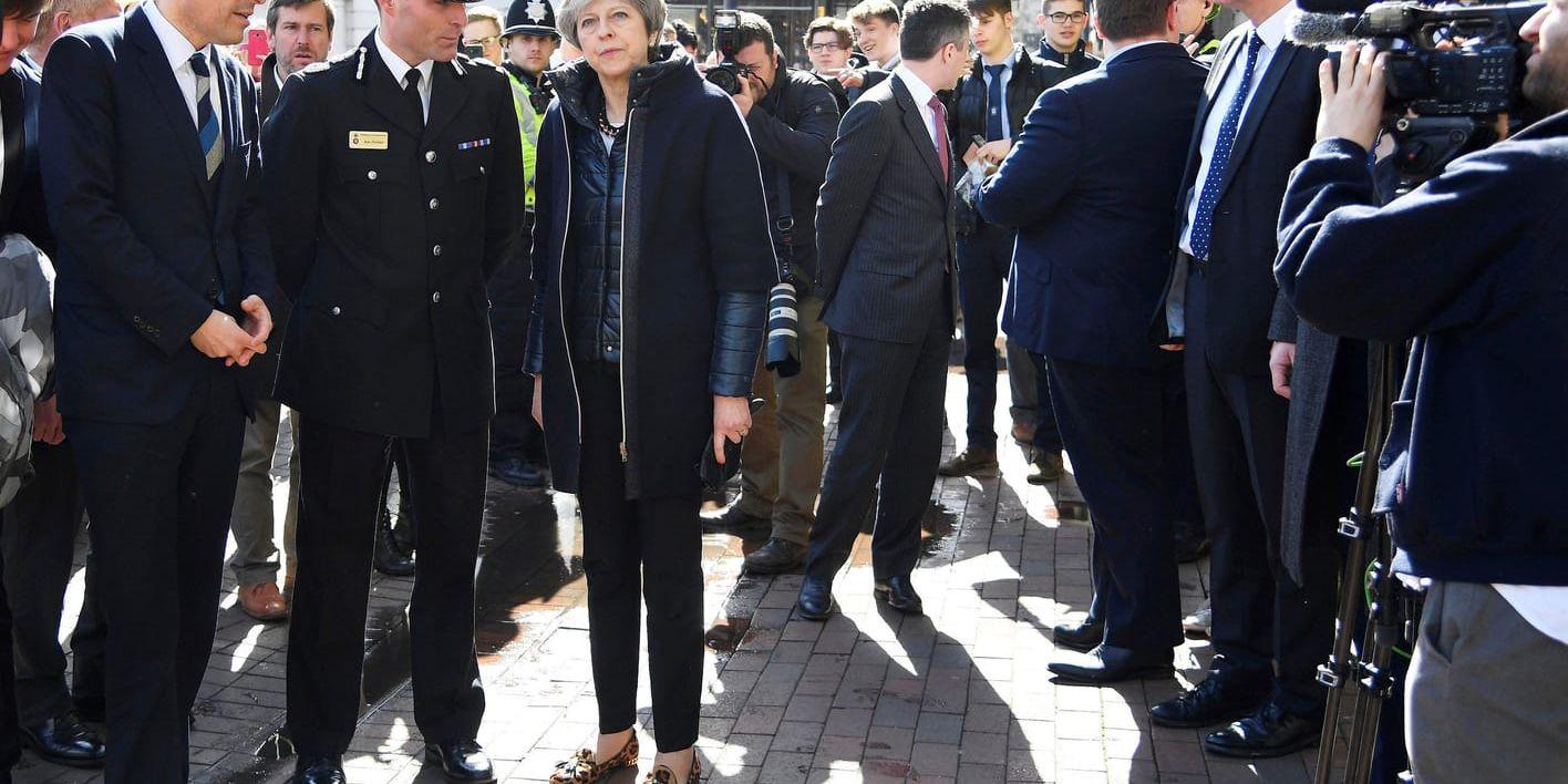 Theresa May på platsen där den ryske exspionen Sergej Skripal och hans dotter insjuknade i Salisbury.