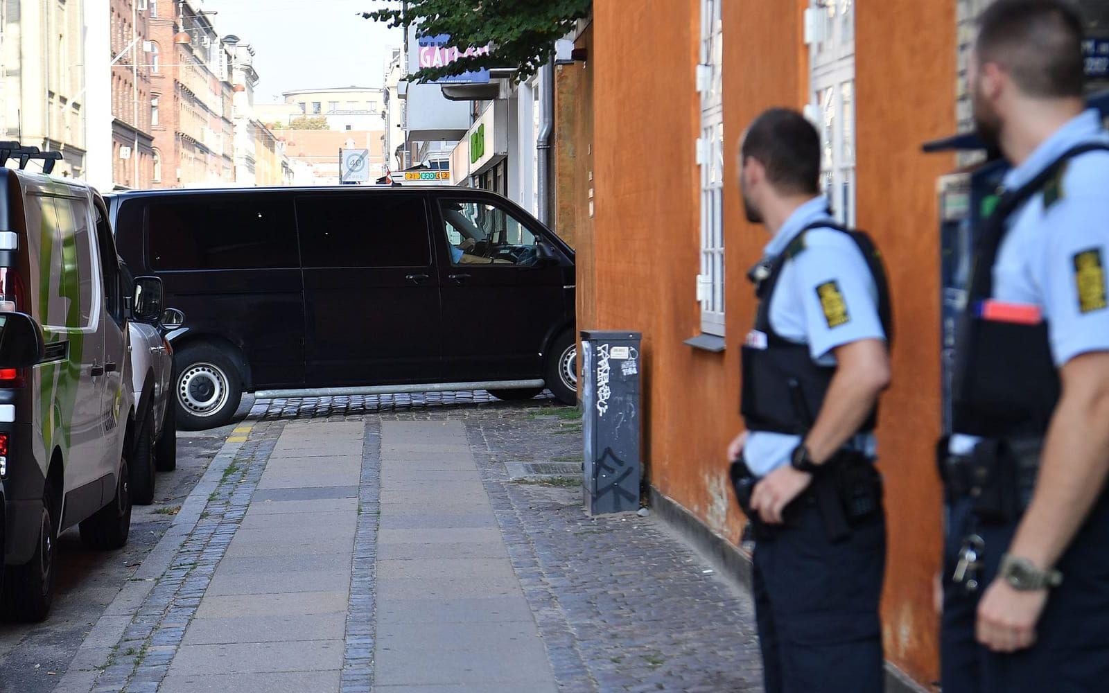 En fångtransport kör in till Östre landsret i Köpenhamn. Nu börjar rättegången som tar ställning till om det var rätt att ge Peter Madsen livstids fängelse för mord på den svenska journalisten Kim Wall. FOTO: Johan Nilsson/TT
