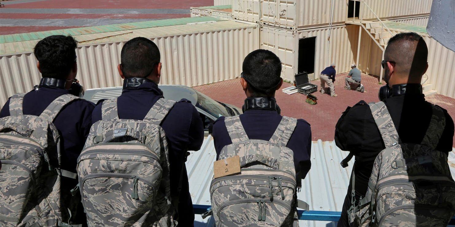 En grupp soldater från Irak tränar sig i Jordanien inför att hantera självmordsdåd. Arkivbild.
