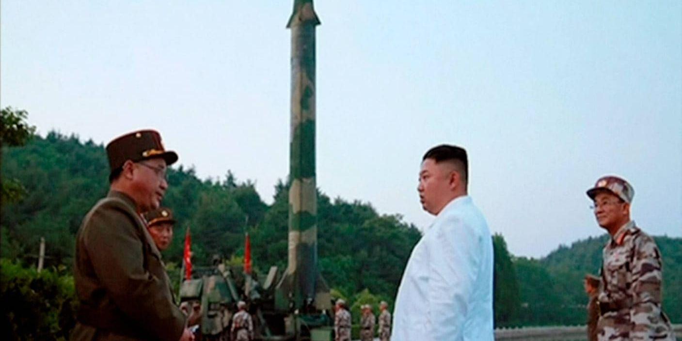 Nordkoreas ledare Kim Jong-Un i samband med en testuppskjutning av en Scud-liknande robot. Arkivbild.