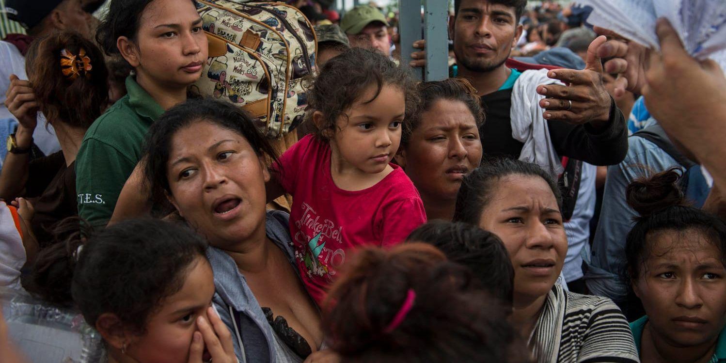 Migranter vid gränsen mot Mexiko.