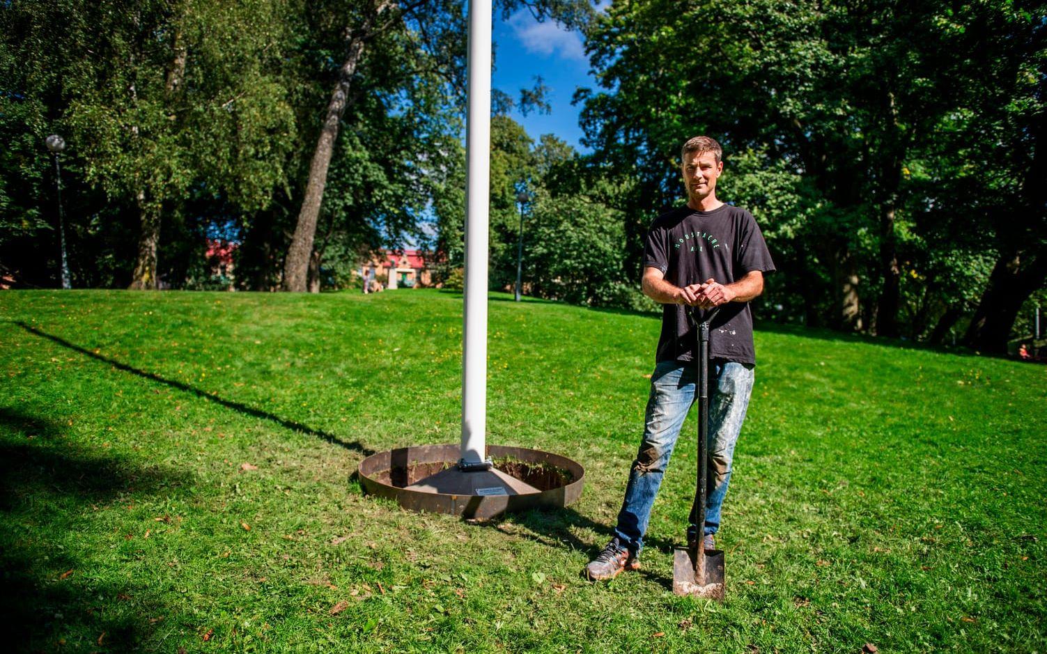 Mattias Norström vid sitt verk i Vasaparken. Bild: Rasmus Forsgren