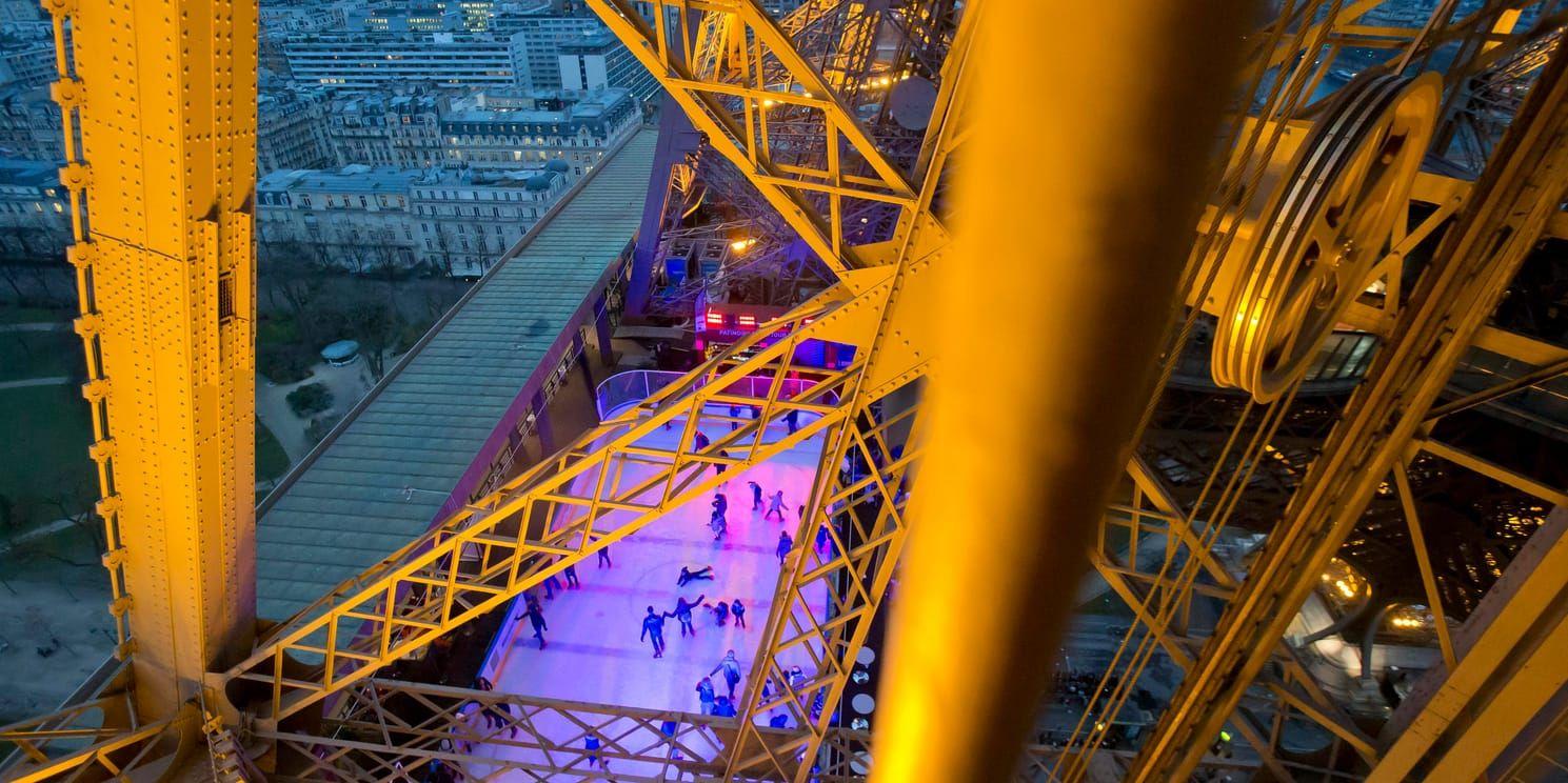 Eiffeltornet ska omgärdas av en skottsäker glasmur som ska ersätta metallstaketen. Åtgärden ska minska riska risken för terrorattacker. Arkivbild.