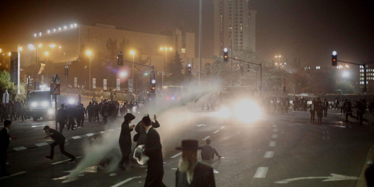 Israelisk polis använder vattenkanoner mot demonstrerande utlra-ortodoxa judar i Jerusalem i början av mars.