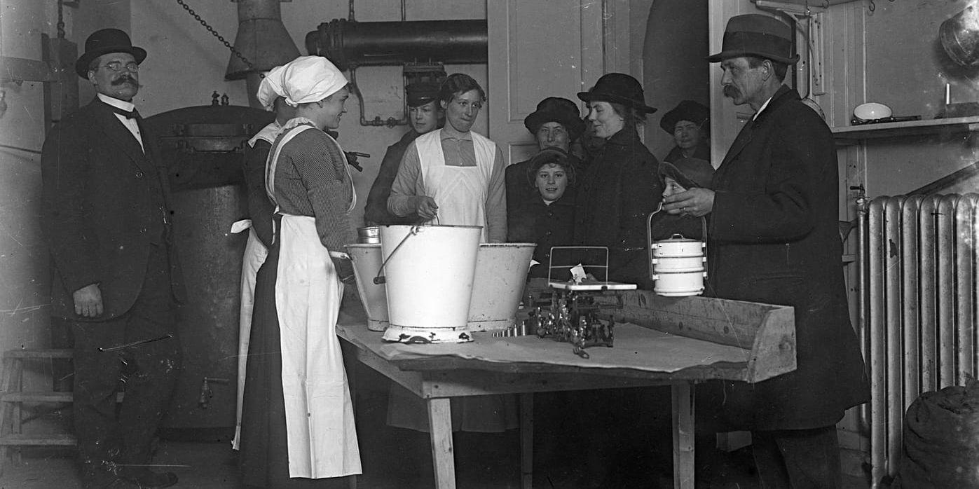 
     Centralmissionen delar ut mat i februari 1917. Arkiv: Kamerareportage 
   