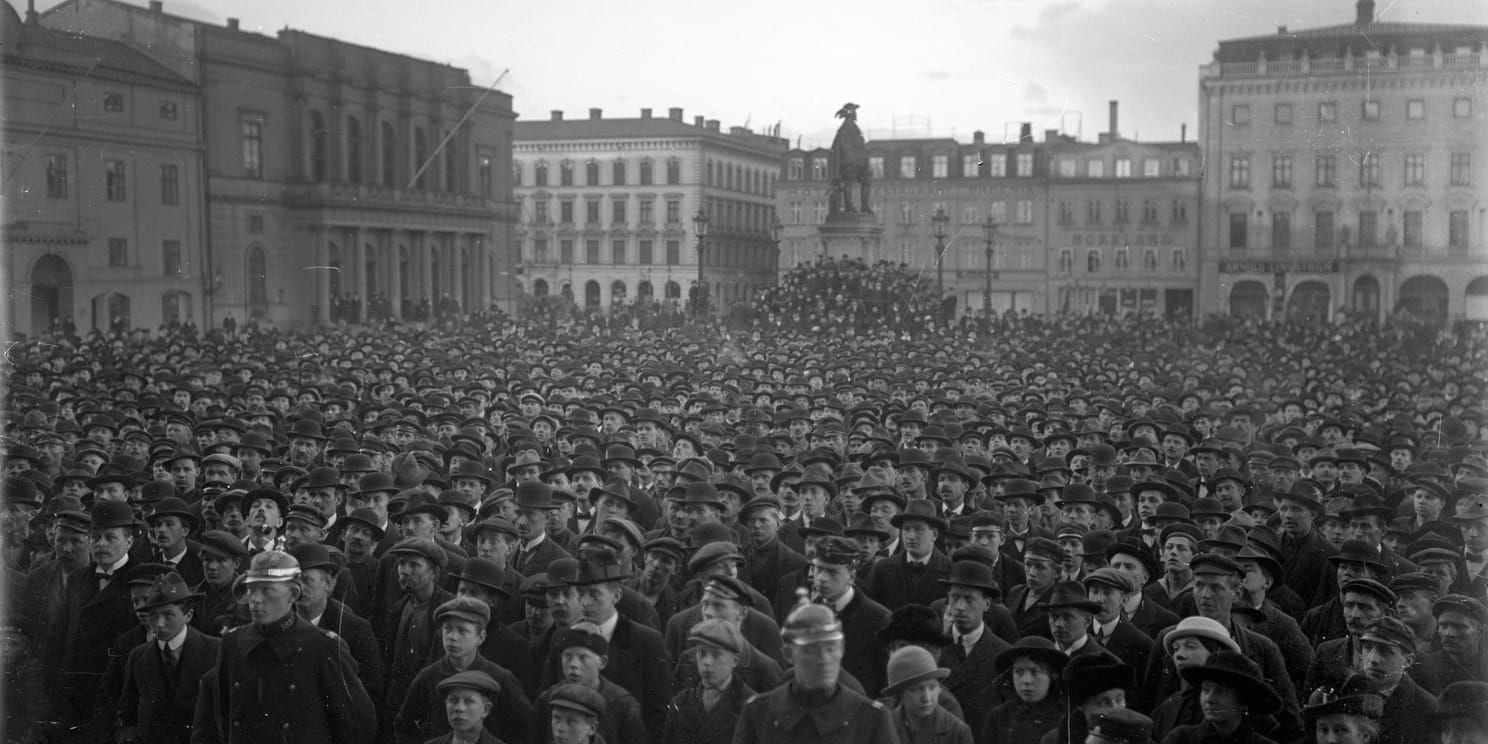 
     Demonstration på Gustaf Adolfs Torg i april 1917. Arkiv: Kamerareportage. 
   
