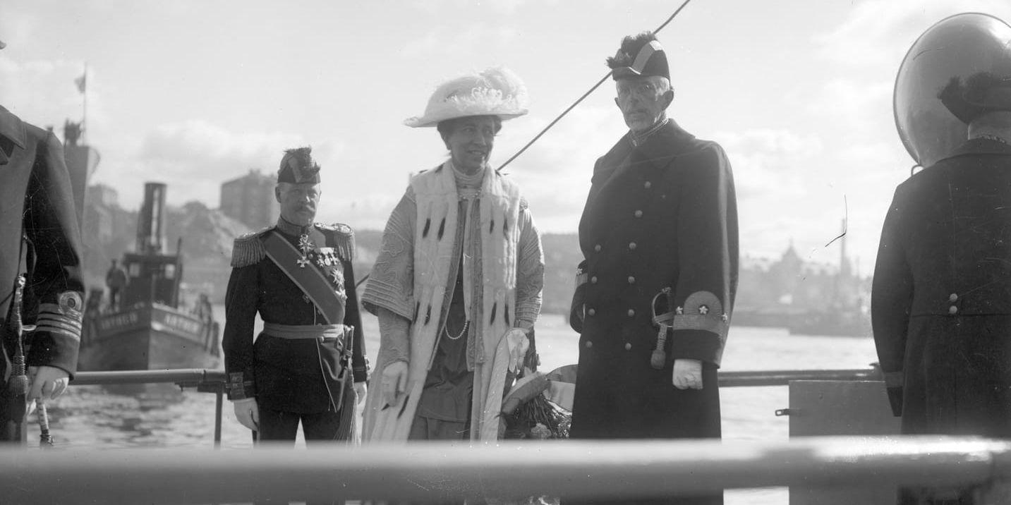 
     Drottning Victoria och Gustaf V vid en sjösättning i Göteborg i september 1917. Arkiv: Kamerareportage 
   