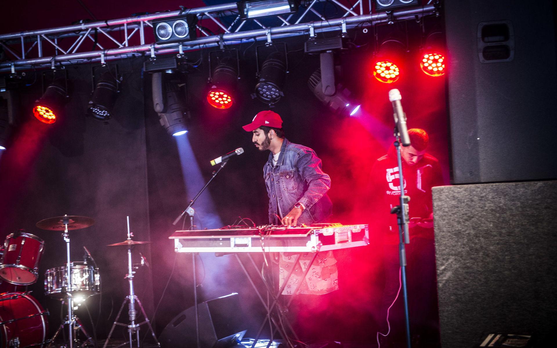Idris Sharifi är både festivalfixare, dj, konferencier och hiphopartist. Här på scen på festivalen.