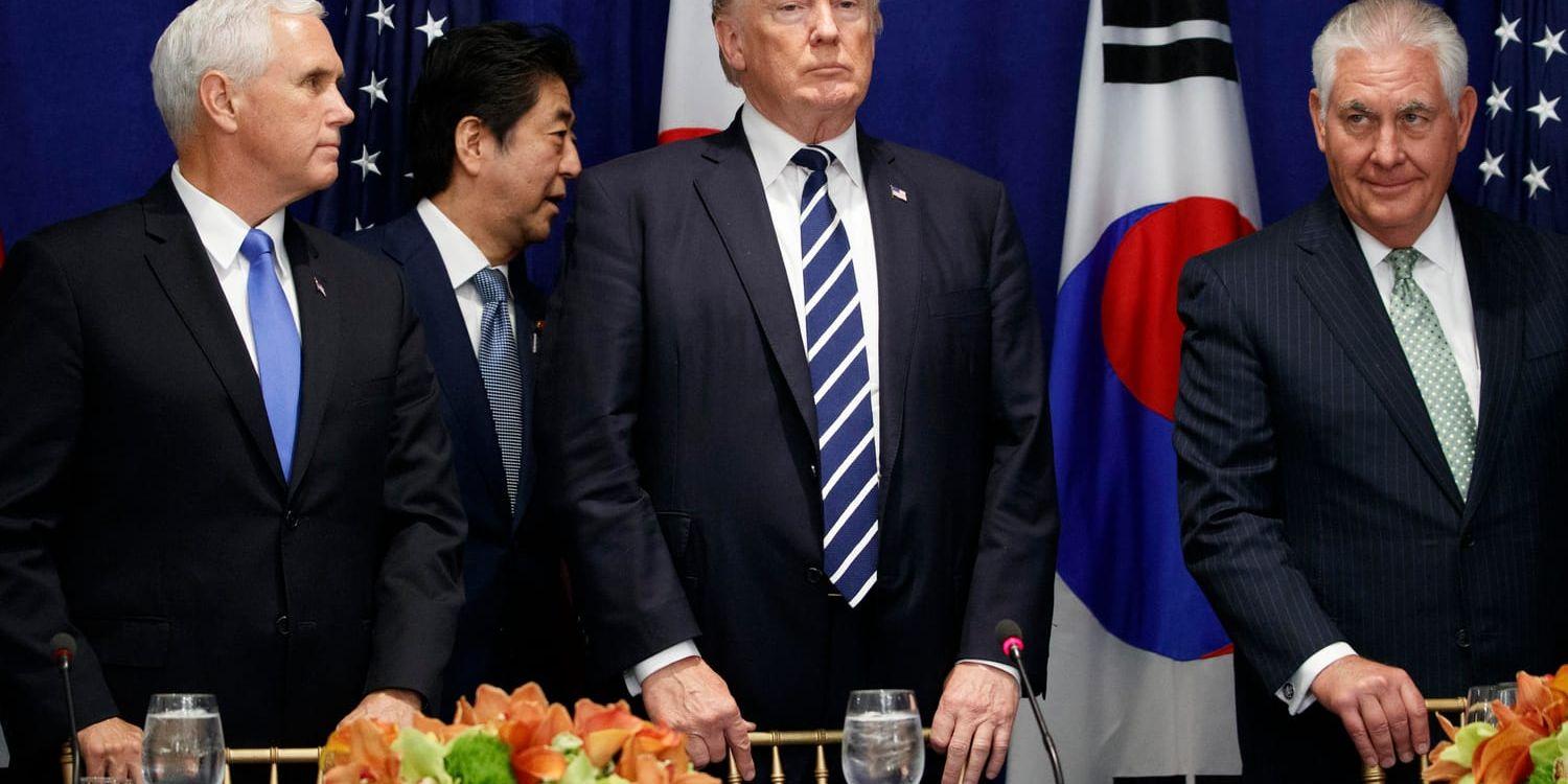 Japans premiärminister Shinzo Abe tillsammans med USA:s president Donald Trump, vicepresident Mike Pence (t v) och utrikesminister Rex Tillerson. Trump har beslutat om kraftigt utökade sanktioner mot Nordkorea.
