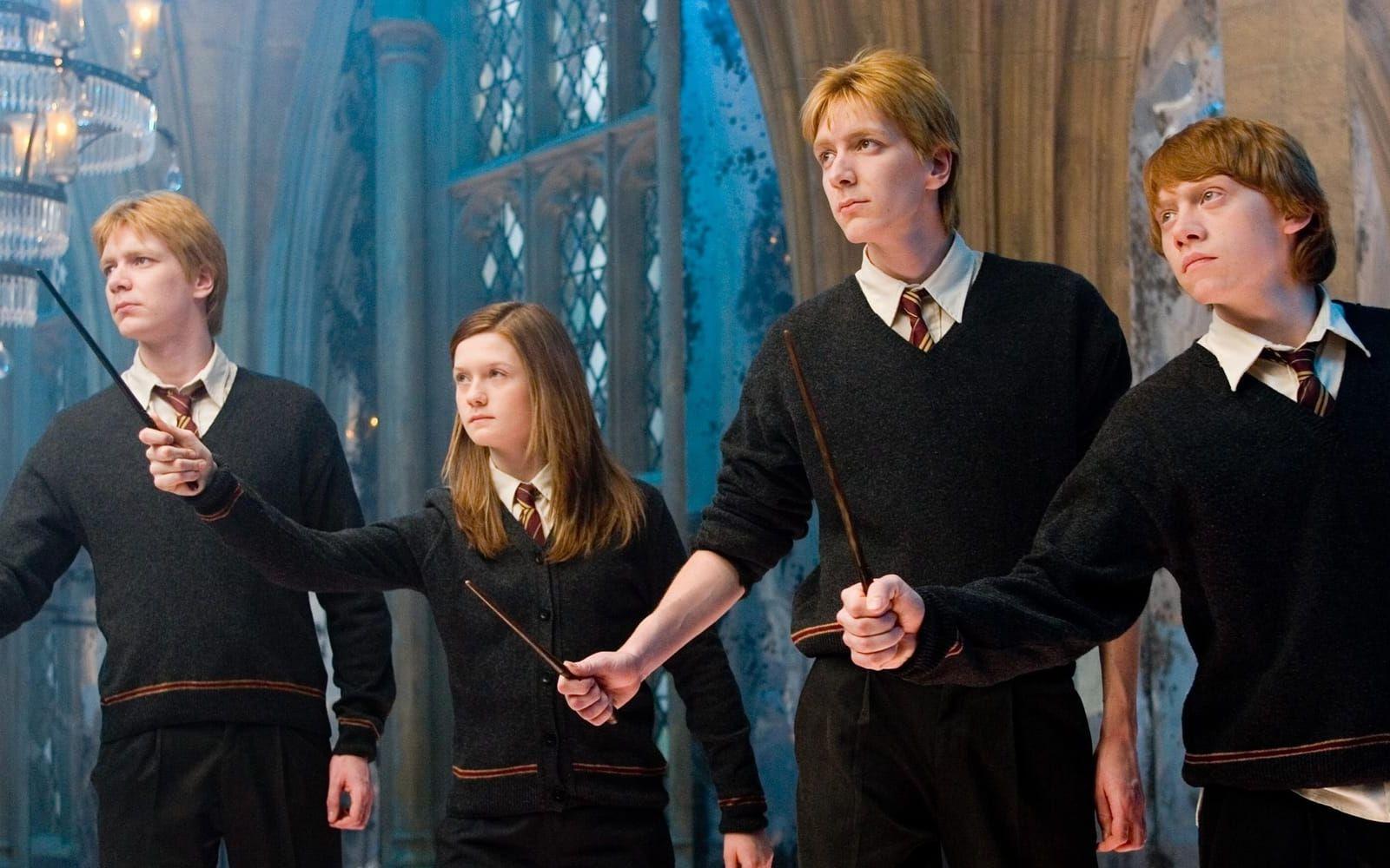 <strong>DÅ:</strong> Tvillingarna James och Oliver Phelps var 15 år när de spelade Ron Weasleys storebröder Fred och George i den första Harry Potter-filmen. Foto: Stella Pictures