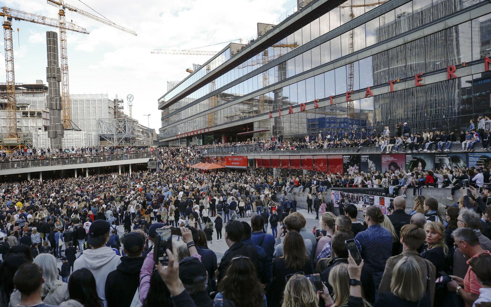 Efter världsstjärnans död samlades flera hundra människor på Sergels torg i Stockholm för en offentlig minnesstund med anledning av Tim &quot;Avicii&quot; Berglings död. 
