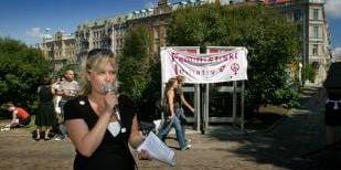 Torgmöte om höjda kvinnolöner med Feministiskt initiativs talesperson Sofia Karlsson