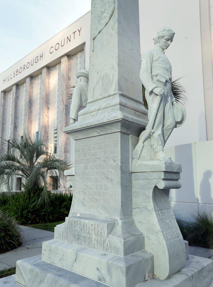 "Memoria In Aeterna" som står utanför domstolen i Tampa Bay har, likt många andra sydstatsmonument, skapat en het debatt om huruvida monumenten ska få stå kvar eller ej. Bild:TT