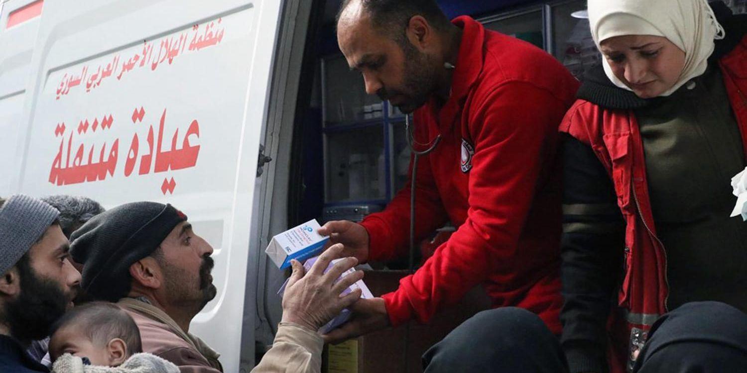 En hjälpkonvoj nådde fram med förnödenheter till civila i Douma i östra Ghouta på måndagen.