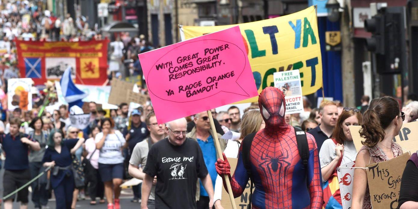 Demonstranter i Edinburgh marscherar genom staden i protest mot den amerikanske presidenten Donald Trumps besök i Skottland.
