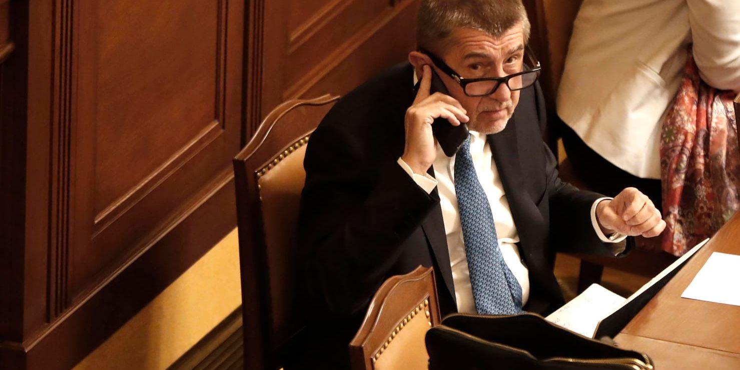Tjeckiens premiärminister Andrej Babis talade i telefon under tisdagens möte i parlamentet, där hans regering förlorade en förtroendeomröstning.