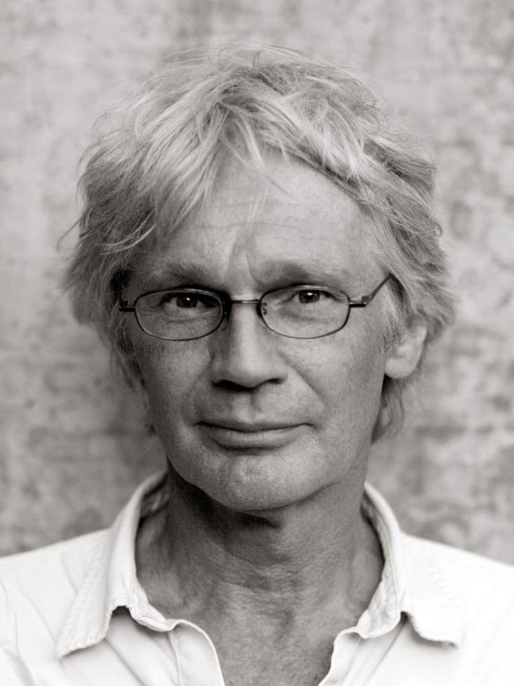 
     Lars Åberg, journalist och författare 
   