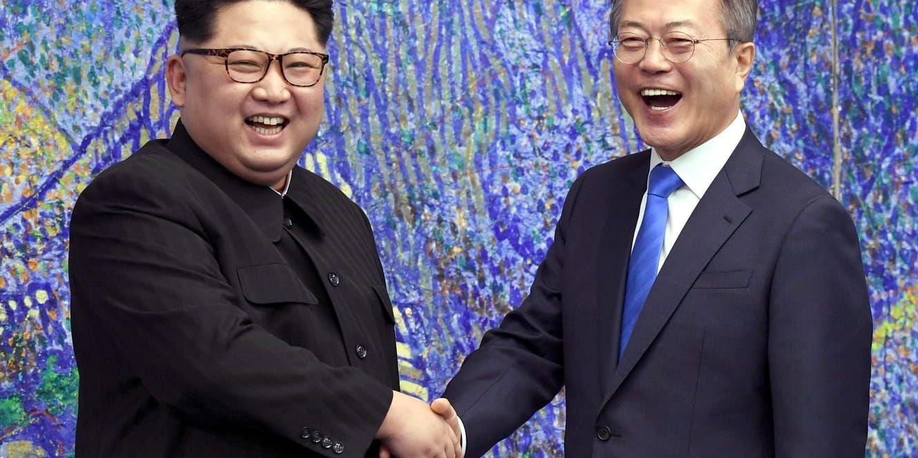 Den nordkoreanske ledaren Kim Jong-Un, till vänster, tillsammans med Sydkoreas president Moon Jae-in under det historiska mötet i april. Arkivbild.