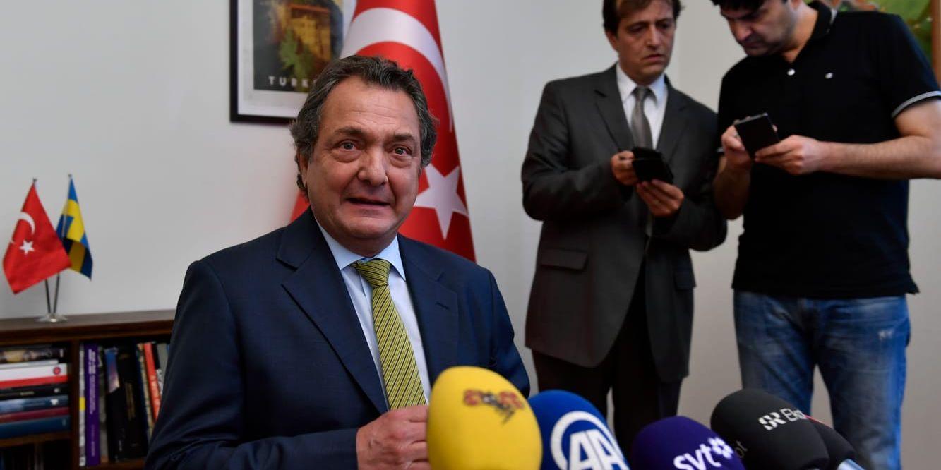 Den turkiske ambassadören Ömer Kaya Türkmen håller presskonferens på Turkiska ambassaden i Stockholm på tisdagen.