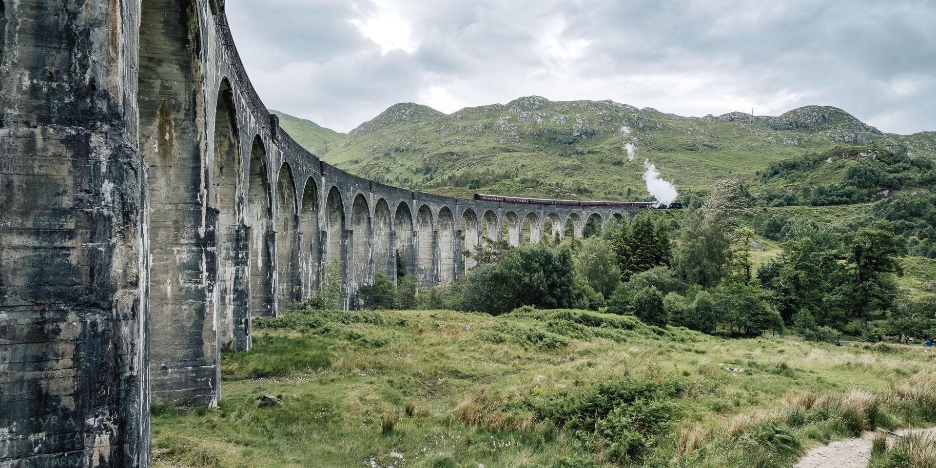 Viadukten i Glenfinnan känner många igen från Harry Potter-filmerna, där Hogwartsexpressen tuffar förbi