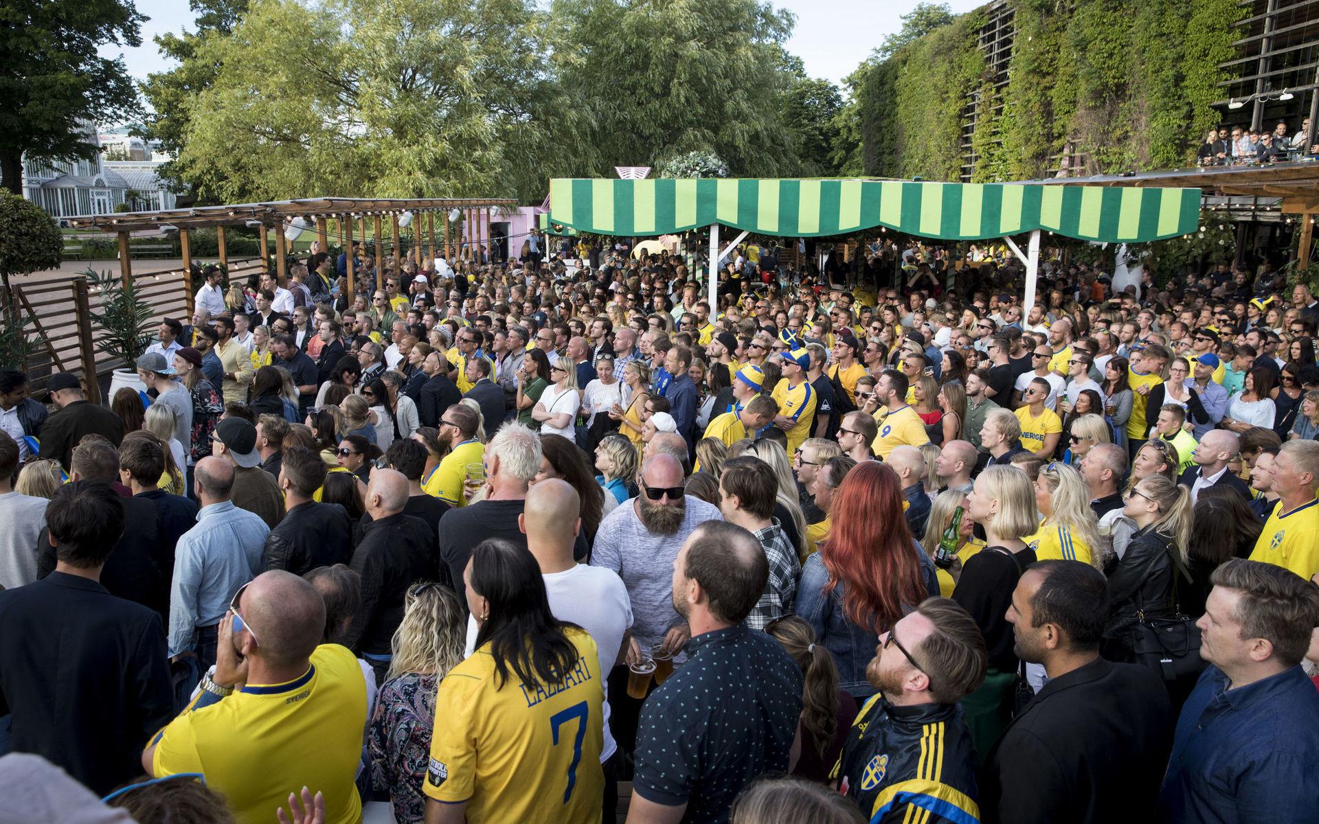 Över tusen personer hade samlats för att heja fram Sverige.
