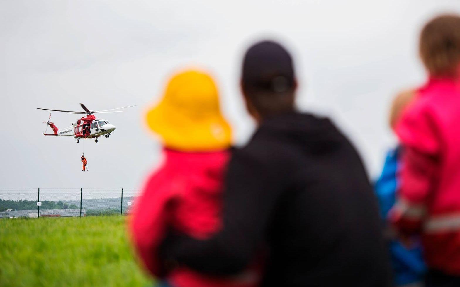 Ytbärgning. Besättningen på räddningshelikoptern SAR visade vinschning av nödställd vid Barnens flyghelg på Säve. Bild: Robin Aron
