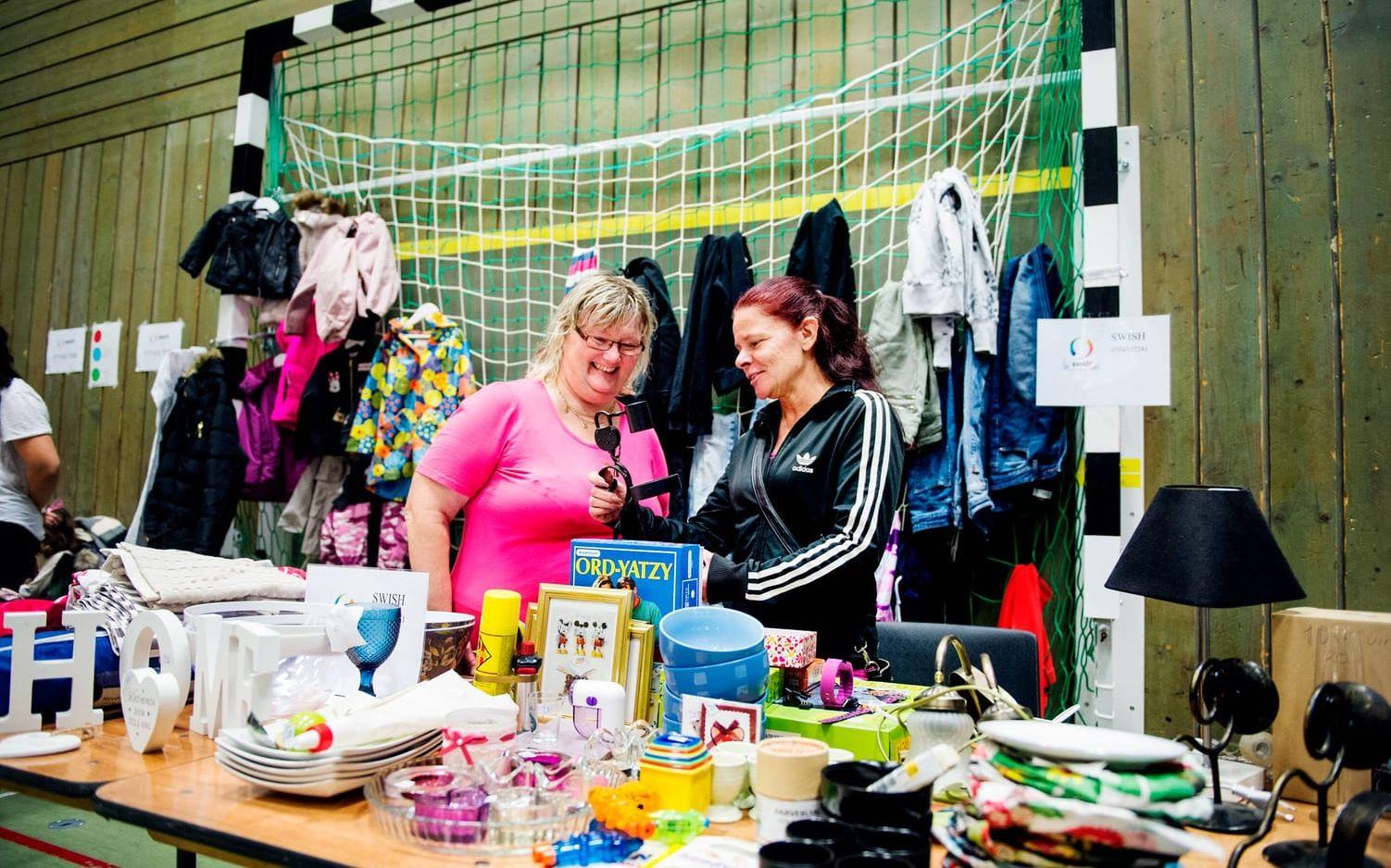 Annika Johansson och Jeanette Aronsen säljer prylar på loppis för första gången. Bild: Anna Svanberg.