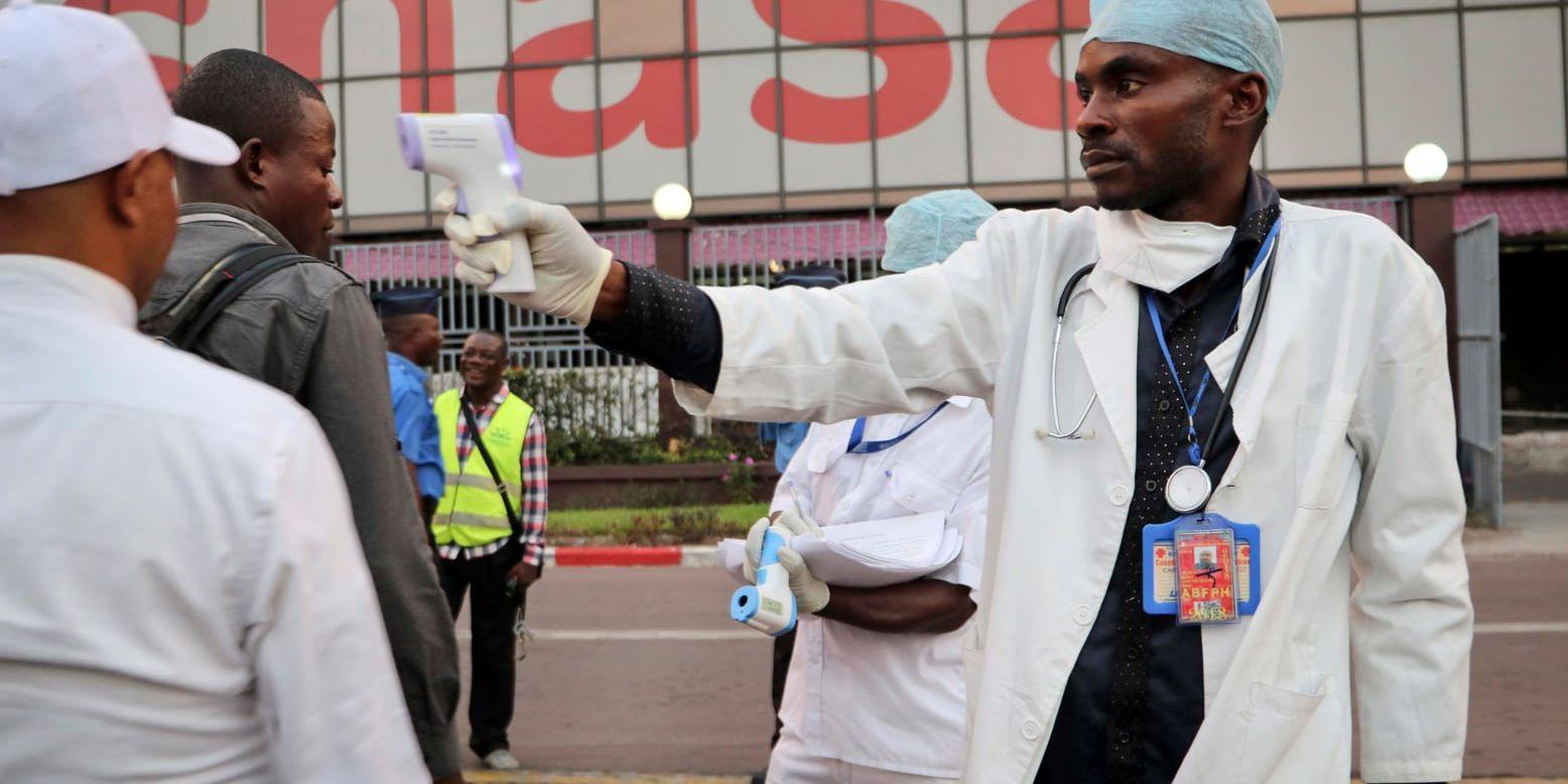 Hälsoarbetare mäter kroppstemperatur på människor i Kongo-Kinshasa i kampen mot ebola. Arkivbild.