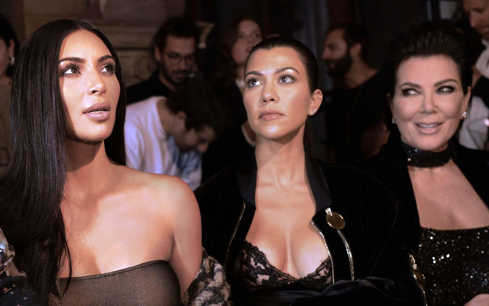 Kim Kardashian, Kourtney Kardashian och Kris Jenner på Off-white 2017 i Paris. Foto: AFP PHOTO/ALAIN JOCARD