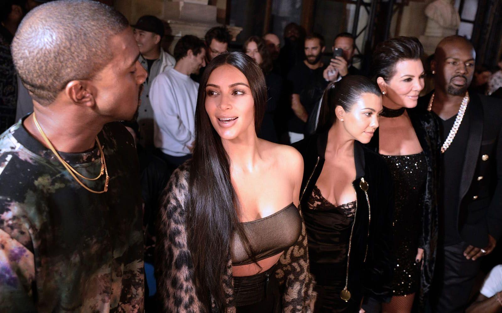 Kanye West, Kim Kardashian, Kourtney Kardashian, Kris Jenner och Corey Gamble. Foto: AFP PHOTO/ALAIN JOCARD
