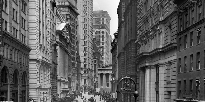 Skrev om New York. I Anna Margolins poesi kan man följa det framväxande stadslivet i storstaden. Gatubild från Broad street, nära New York-börsen, 1905. 