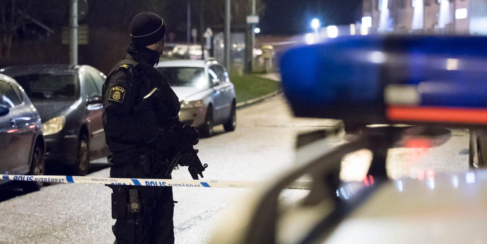 Avspärrningar och polis med förstärkningsvapen i Närlunda i Helsingborg efter att två personer hittats skjutna.