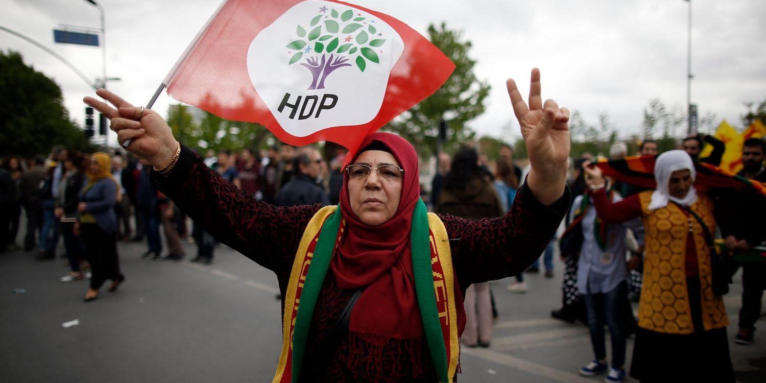 En kvinna viftar med en flagga med det prokurdiska Folkens demokratiska parti vid en manifestation i Istanbul. Säkerhetsstyrkor stoppade demonstranter för att ta sig in till Taksimtorget för att manifestera.