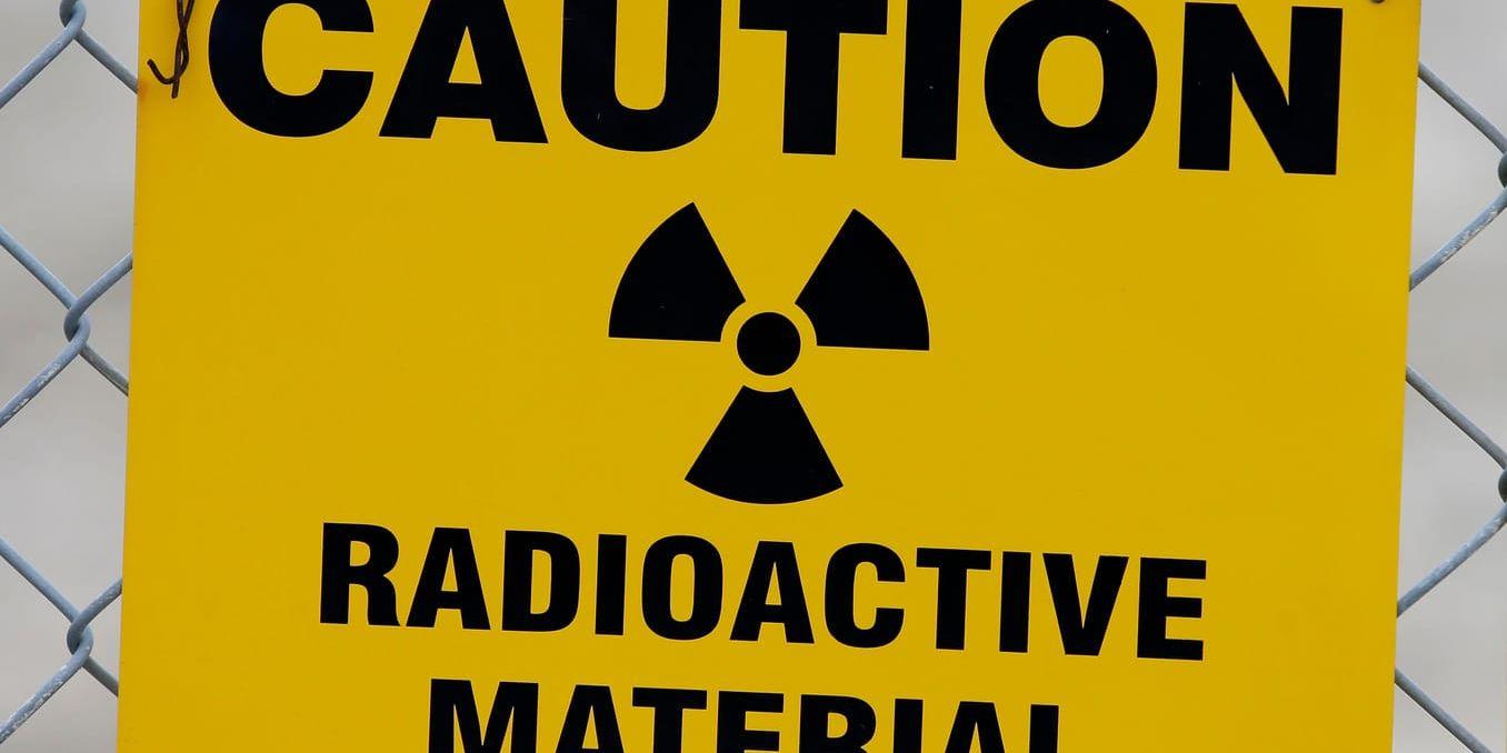 En varningsskylt för radioaktivt material vid en depå i USA. Arkivbild.