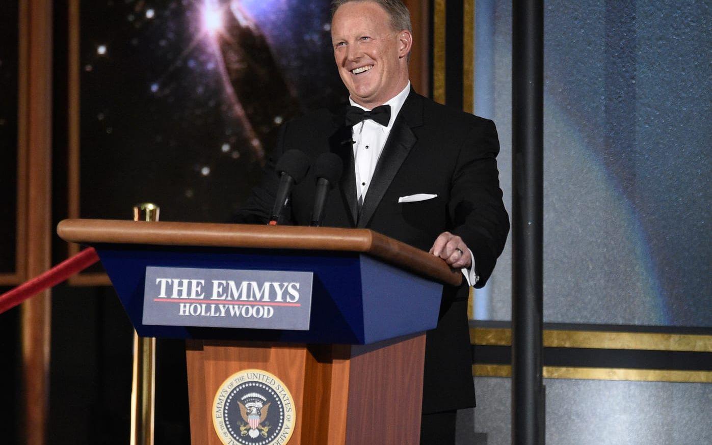 Trumps tidigare presstalesperson Seas Spicer gjorde succé på Emmygalan där han utlovade "den största tv-publiken någonsin" för Emmy-galan. En tydlig nick till tidigare uttalanden han gjorde om Donald Trumps invigningsceremoni i egenskap av pressekreterare. Foto: TT.
