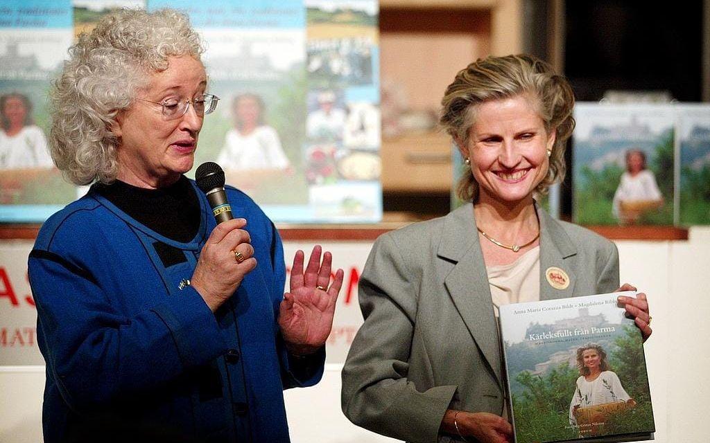 Magdalena Ribbing och Anna Maria Corazza visade idag sin bok om Italienska Parma på Stockholmsmässan 2002. Foto: TT.