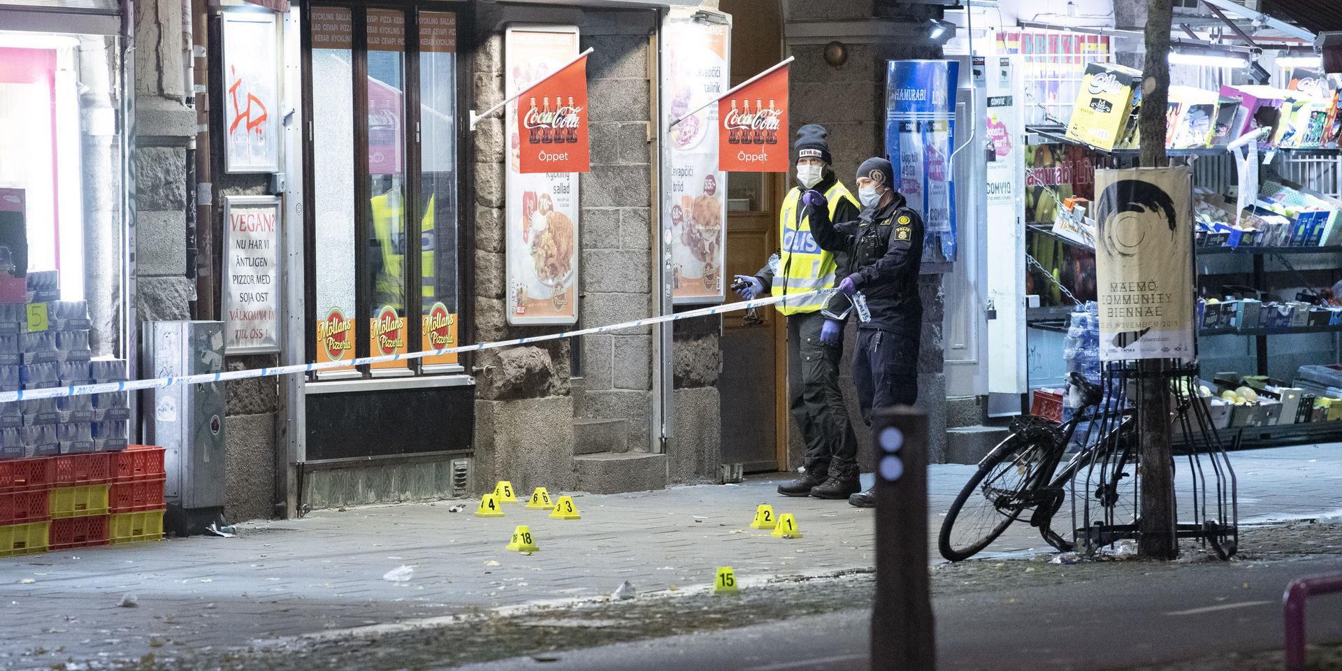 Polisens kriminaltekniker säkrar spår efter skottlossningen vid en pizzeria vid Möllevångstorget i Malmö.