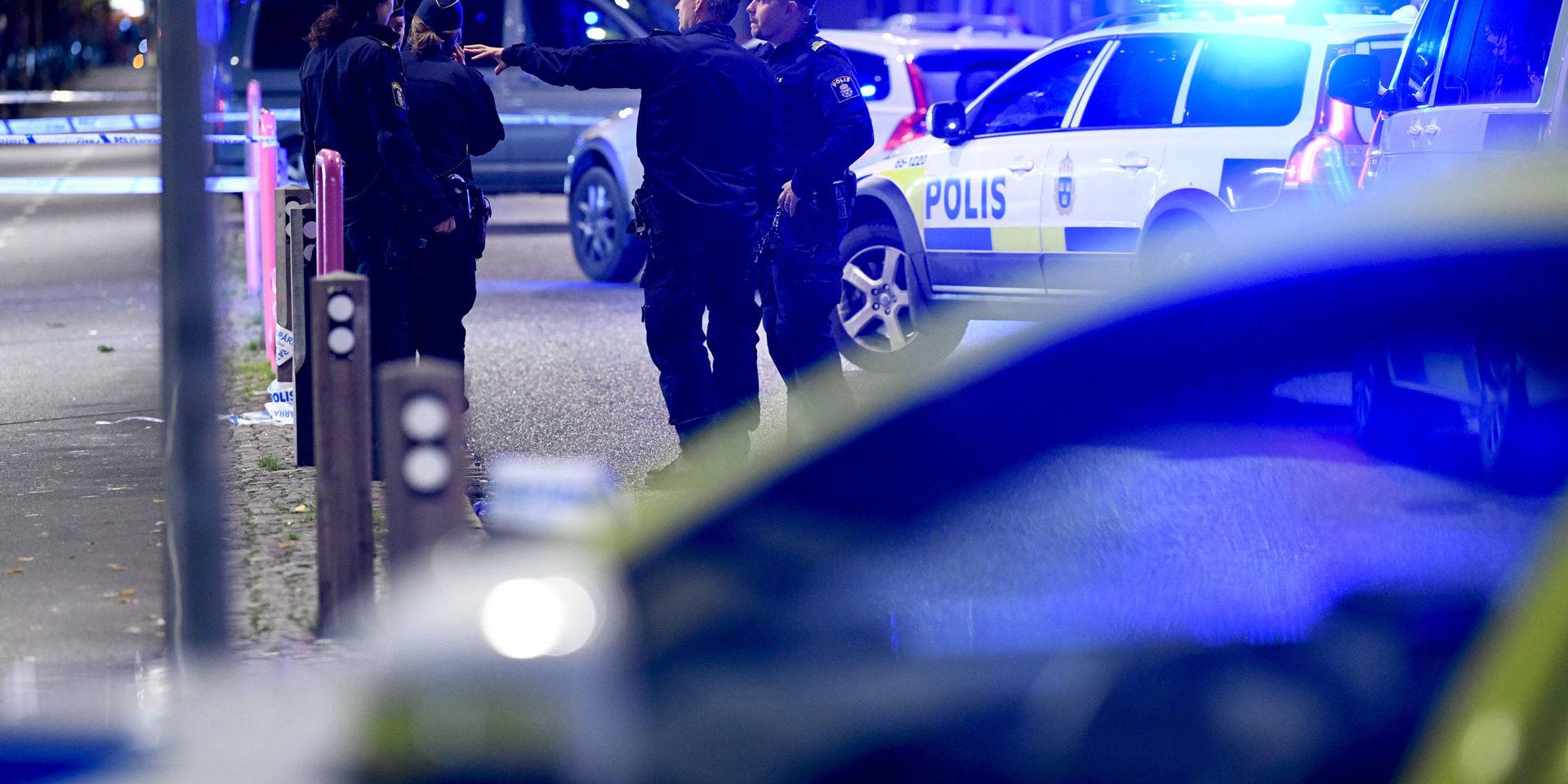 Flera platser har spärrats av i Malmö efter att två personer har skottskadats.